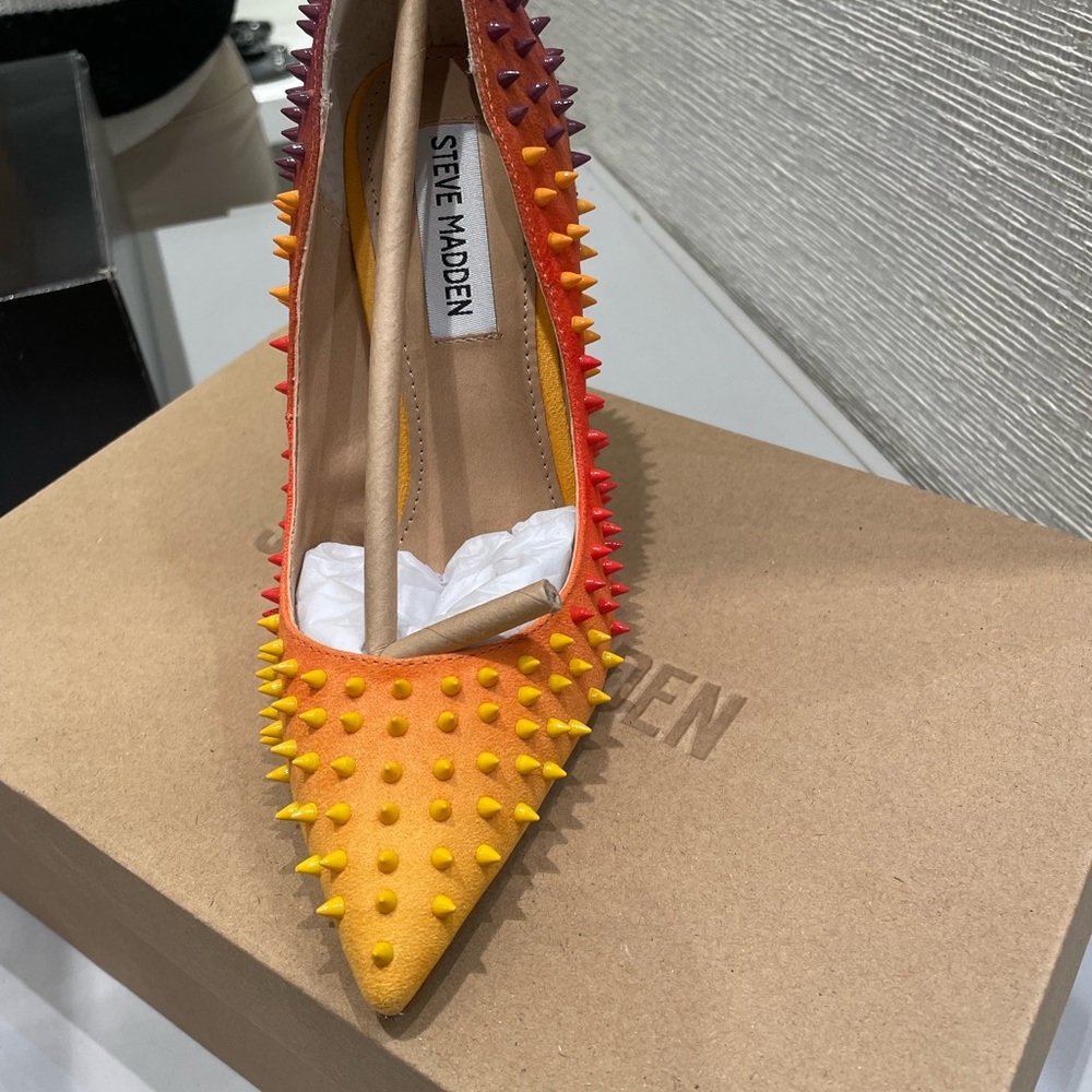 Heeled pumps